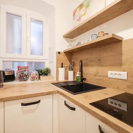 Charming In Center زادار