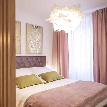 Charming In Center Apartman *